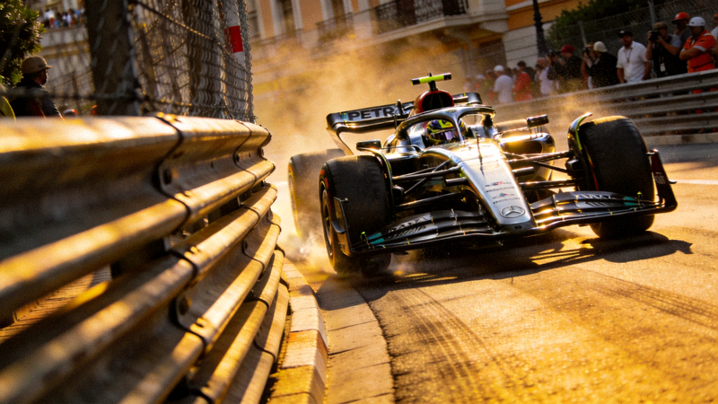 F1摩纳哥大奖赛正赛中赛车在狭窄街道飞驰的惊险瞬间
